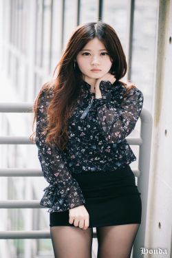 枪口下的少女